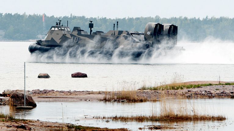 Ilmatyynyalus Tuuli Kirkkonummen Upinniemessä. 