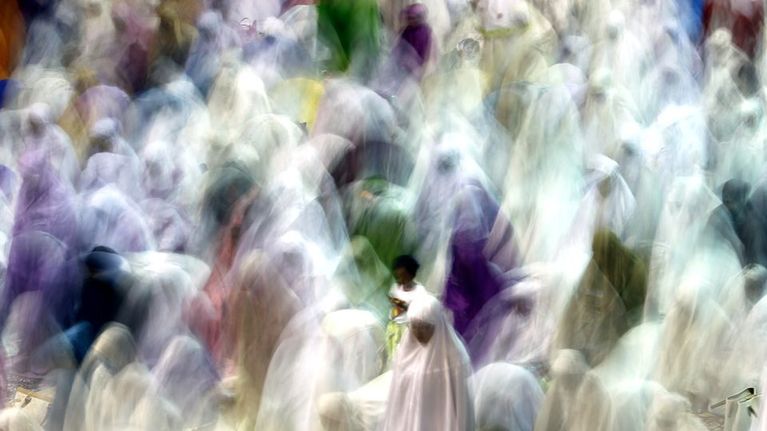 Indonesian muslimit rukoilevat  Istiqlalin moskeijassa Ramadan-juhlan ensimmäisenä iltana 9. heinäkuuta.