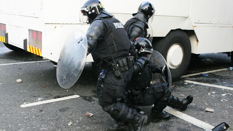Mellakkapoliisit raahasivat loukkaantunutta kollegaansa Belfastissa 12. heinäkuuta.