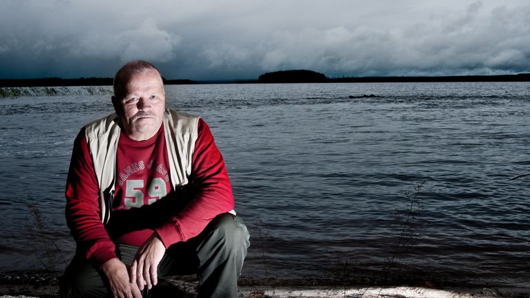 Kalastaja Laakajärven rannalla.