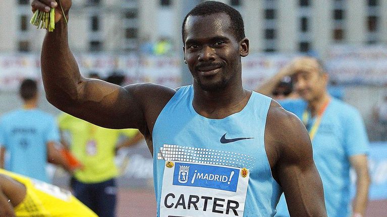 Jamaikan Nesta Carter poseeraa palkintokukan kanssa kilpailun jälkeen.