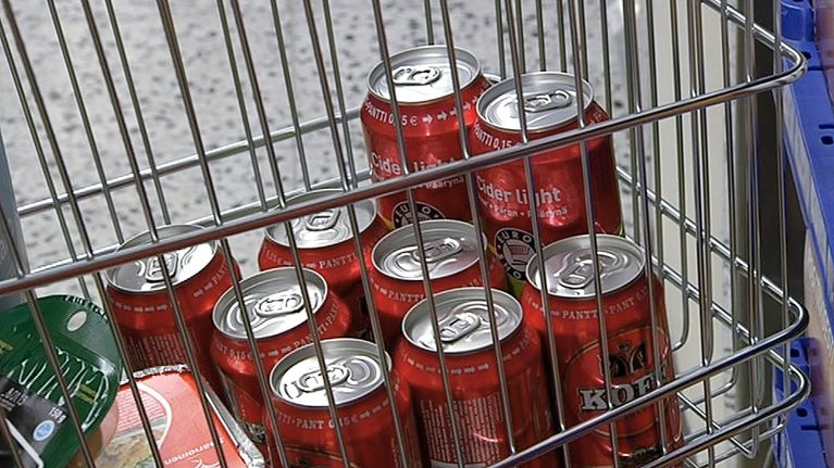 Olut- ja siideritölkkejä ostoskärryssä.