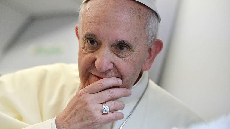 Paavi Franciscus lentokoneessa paluumatkalla Brasiliasta takaisin Vatikaaniin.