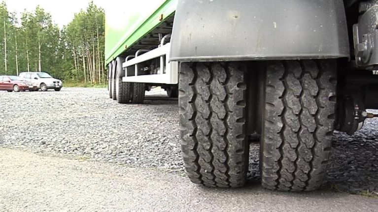 Paripyörillä rekan kokonaispaino jaetaan laajemmalle alalle.