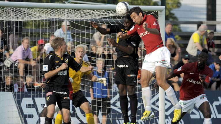 Tamas Gruborovics ja Abdoulaye Meite pääpallossa