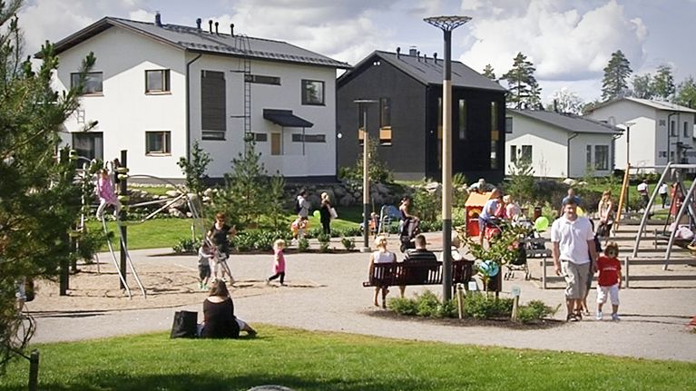 Ihmisiä asuntomessuilla.