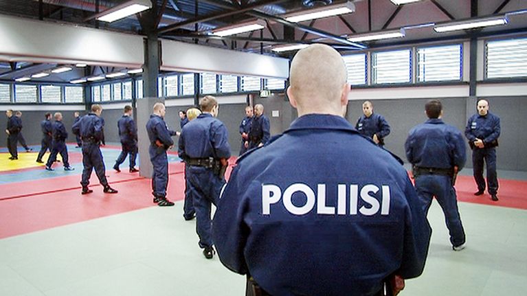 Poliisikokelaita poliisikoulussa Tampereella.