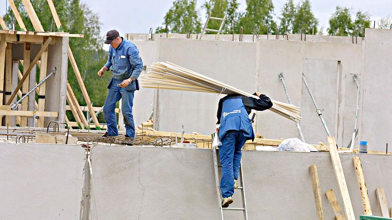 Työmiehiä rakennustyömaalla.