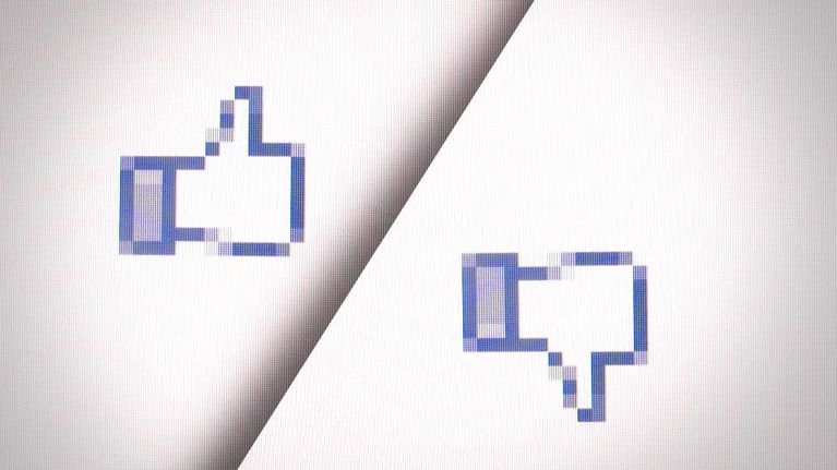Facebook peukku ylös- ja alaspäin.