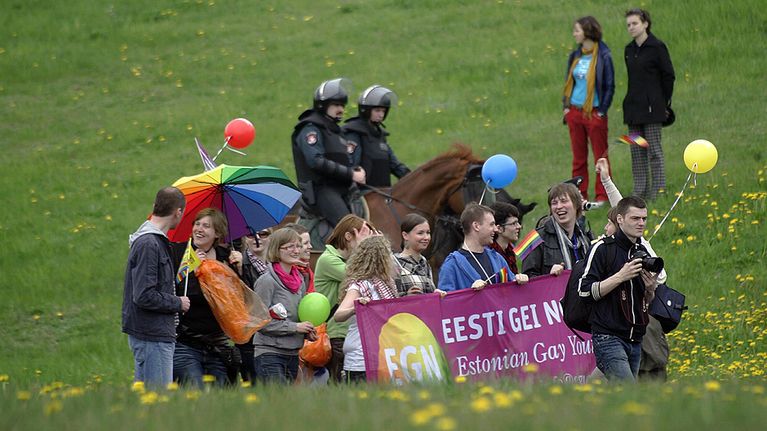 Ratsupoliisit saattavat Baltic Pride -kulkueen osallistujia.