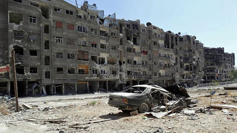 Syyrian opposition kuvassa sanotaan näkyvän vaurioituneita rakennuksia Zamalkan lähiössä Damaskoksessa elokuussa.