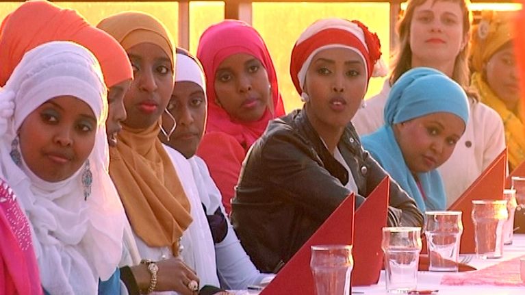 Suomalais-somalialaisissa häissä pukeudutaan hääparin toiveen mukaisesti ennenkaikkea punaiseen ja valkoiseen.