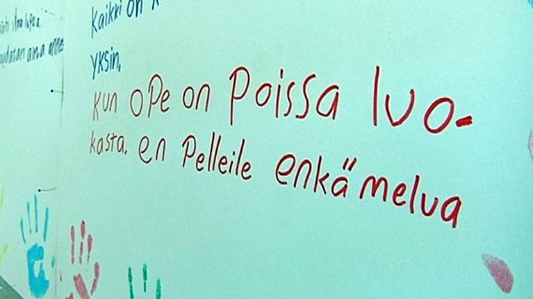 Luokan taululla lukee, että "Kun ope on poissa luokasta, en pelleile enkä melua".