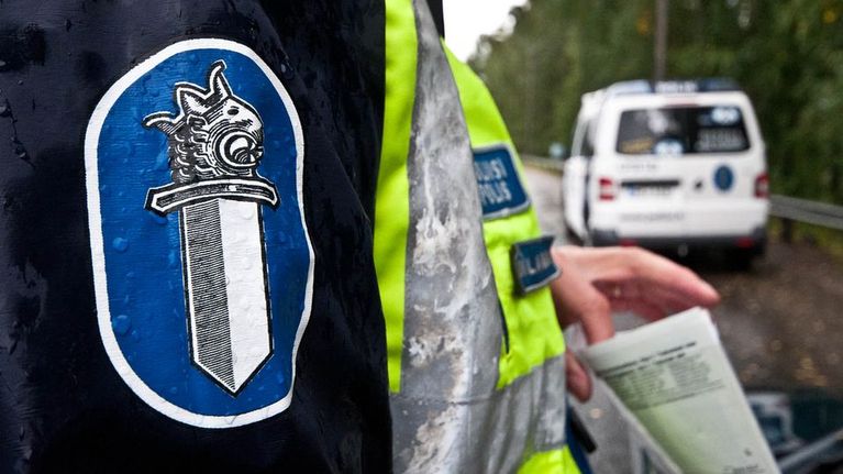 Poliisi valvoo liikennettä.