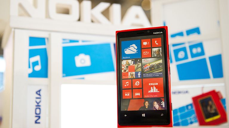 Nokian Lumia-puhelin esillä Nokian messuosastolla.