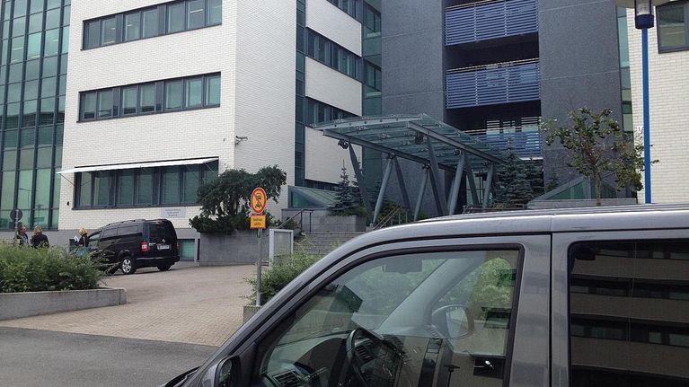 Auto Nokian Peltolan toimipisteen edustalla