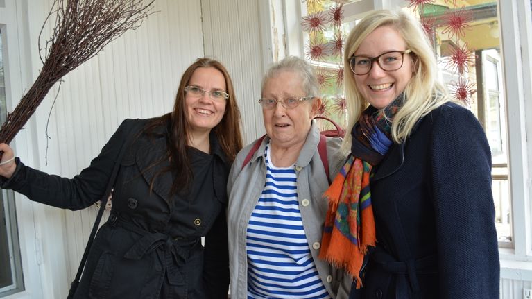 Helsinkiläinen teatteri-ilmaisun ohjaaja Helena Leminen ja tanskalainen Vika Mia Dahlberg-Hansen ovat lähteneet Ylä-Kainuuseen keräämään tarinoita paikallisista vanhoista naisista. Puolangalla he törmäsivät Anja Alanteeseen.