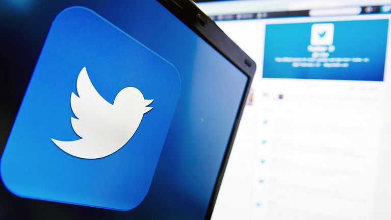 Twitterin logo tietokoneen ruudulla.