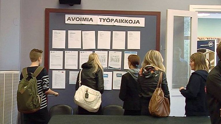 Nuoria tutkimassa listaa avoimista työpaikoista