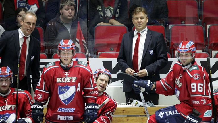 Päävalmentaja Raimo Summanen HIFK:n penkin takana.