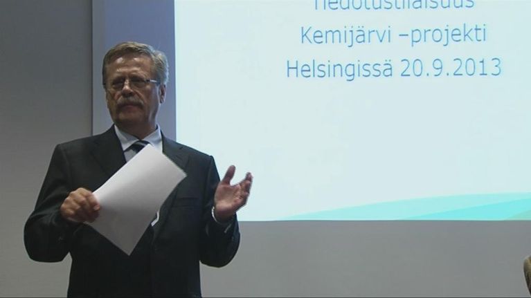 Keitele Groupin hallituksen puheenjohtaja Ilkka Kylävainio esittelee yhtiön Kemijärvi-suunnitelmia tiedotustilaisuudessa.