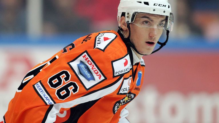 Ex-liigakiekkoilija tekee komeaa historiaa NHL:ssä | Yle