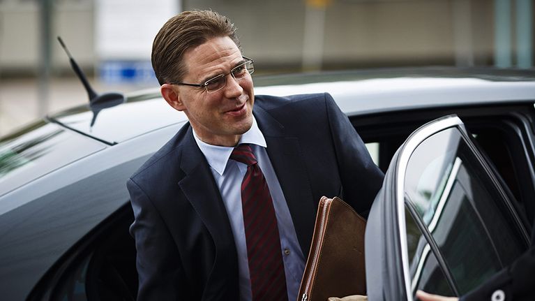 Katainen nousee autosta.