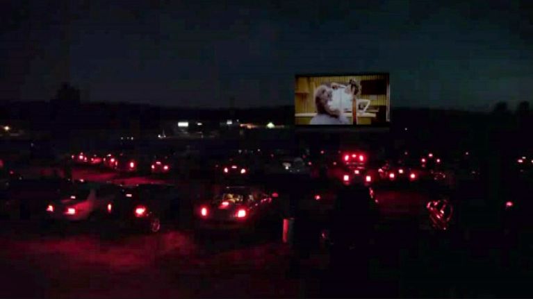 Autoja Drive in -teatterissa.