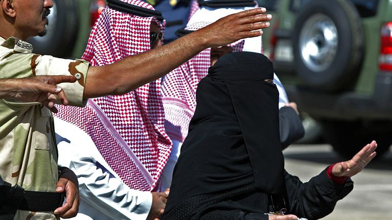 Saudi-Arabiassa naisten on käytettävä vartalon peittävää kaapua.