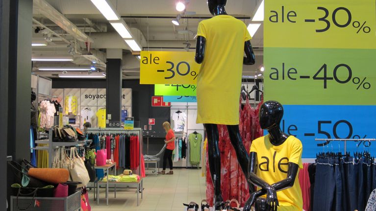 Alennusmyynti vaatekaupassa.