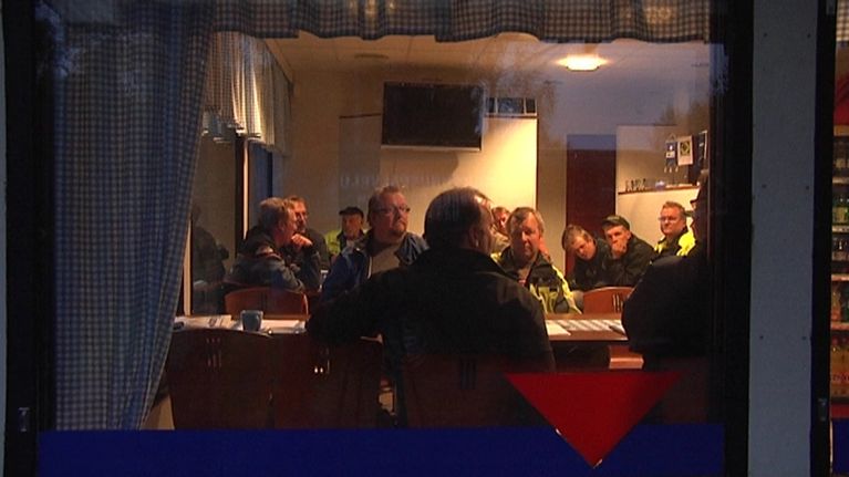 Ikkunasta näkyy, kun turvallisuutta takaamaan perustettu Yöpyövelit-yhdistys pitää kokousta.