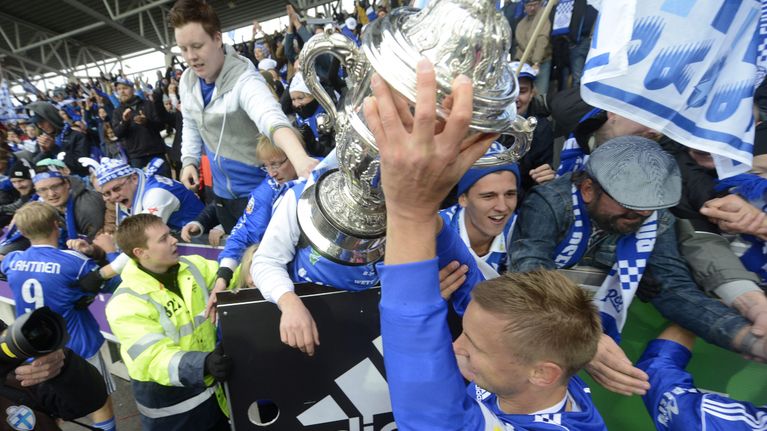 Cup-kannu RoPS-kapteeni Antti Okkosen käsissä.