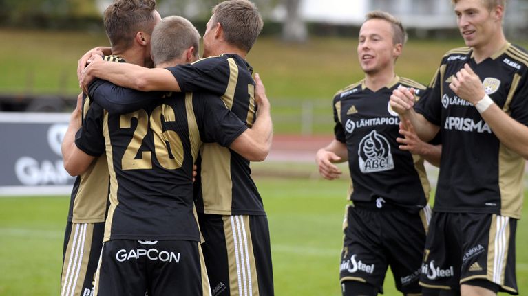 SJK-pelaajat juhlivat.