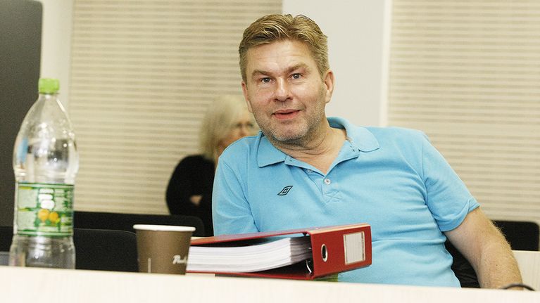 Ilmaisjakelulehti Magneettimedian päätoimittaja Juha Kärkkäinen Ylivieska-Raahen käräjäoikeudessa maanantaina 30. syyskuuta 2013.