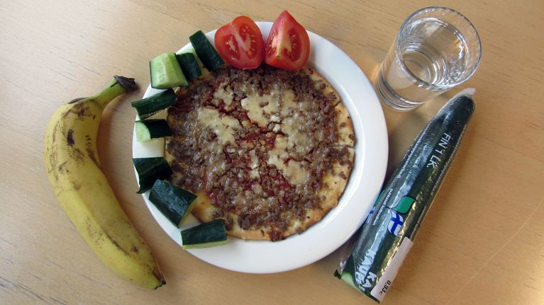Maanantain ateria koostui einespizzasta, jota höystivät kurkku ja tomaatti. Kurkun on tarkoitus kestää halki viikon. Ekstrana banaani, juomana vettä.