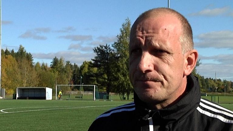 Turun Erotuomarikerhon puheenjohtaja Jari Vahtera seisoo jalkapallokentän laidalla.