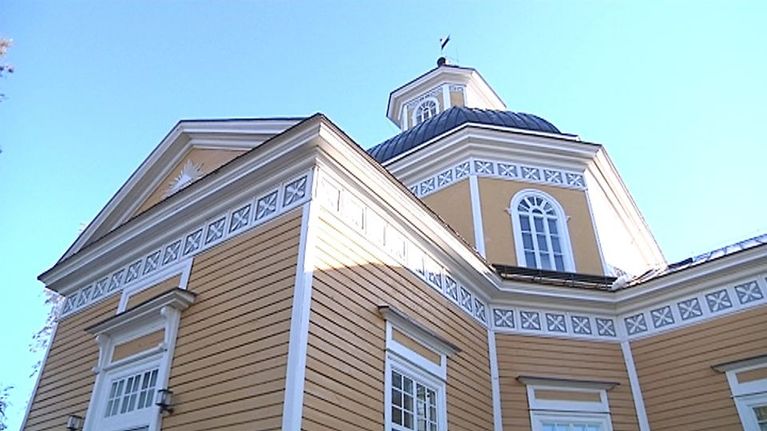 Kuvassa Vetelin kirkko torneineen.