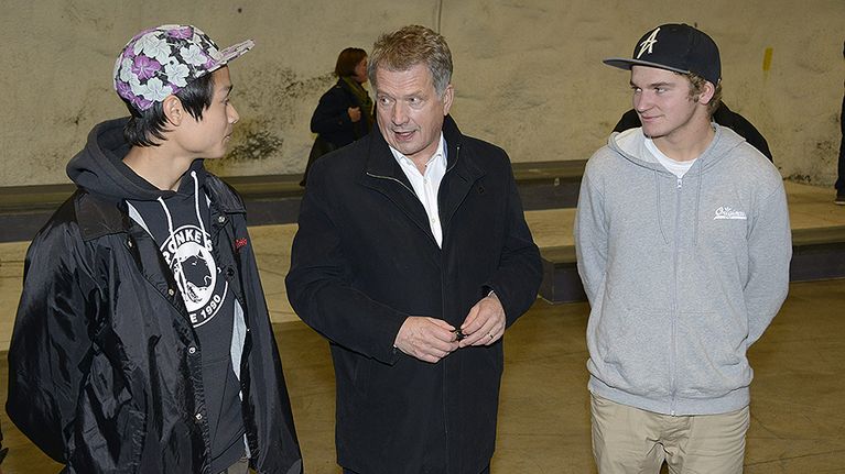 Tasavallan presidentti Sauli Niinistö vieraili nuorten toimintakeskus Luupissa Kontulassa Helsingissä 2. lokakuuta 2013. Skeittihallissa oppaina olivat skeittaajat Clif Lyijynen (vas.) ja Silver Gyninen.