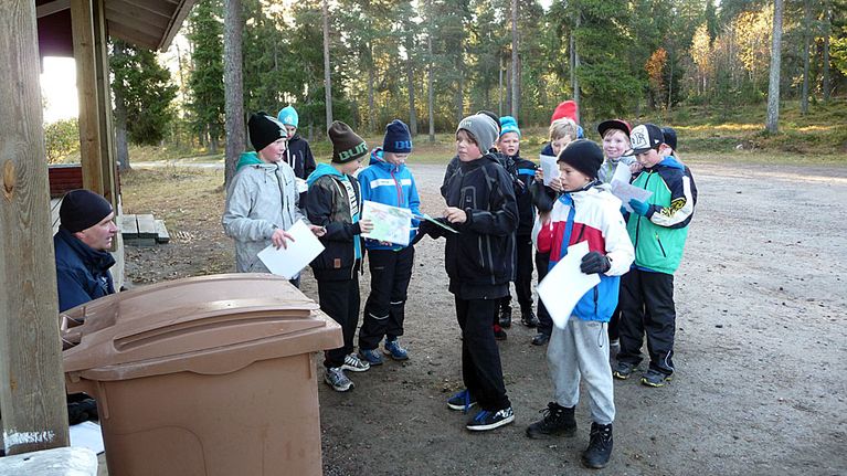 Kuudeluokkalaiset pojat suunnistamassa Kallilla