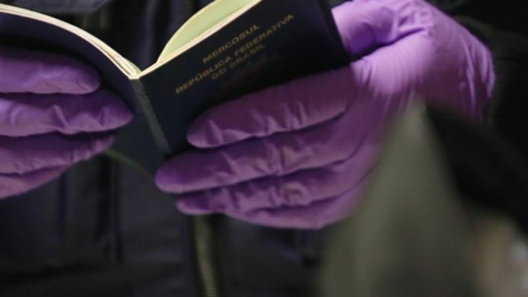 EU:n ulkopuolisen valtion passi poliisin kädessä.