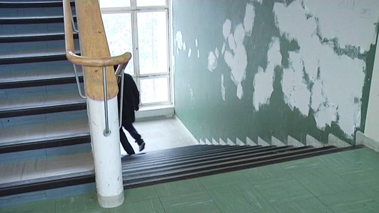 Mies kävelee portaissa.