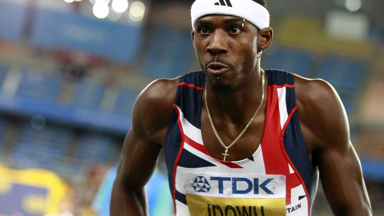 Kolmiloikkaaja Phillips Idowu lähikuvassa.