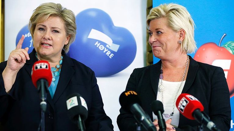 Konservatiivipuolue Høyren puheenjohtaja Erna Solberg ja edistyspuolueen puheenjohtaja Siv Jensen pitämässä lehdistötilaisuutta päästyään sopuun uuden hallituksen muodostamisesta.