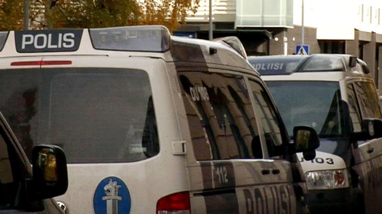 Poliisiautoja Myllytullin ammattiopiston edustalla Oulussa.