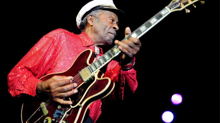 Chuck Berry soittaa kitaraa