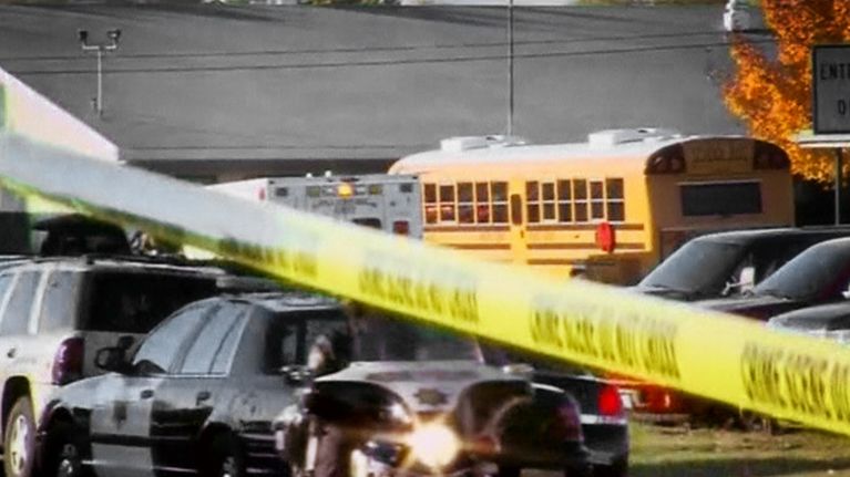 Poliisiautoja, ambulanssi ja koulubussi koulun edustalla Yhdysvaltain Nevadassa.