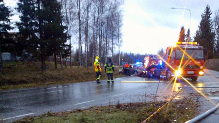 Hinausauto vetää henkilöautoa pientareelta