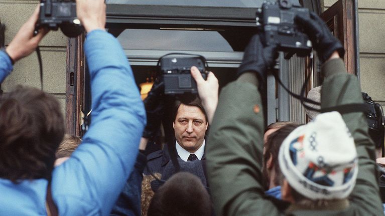 Kansanedustaja Kauko Juhantalo kuvaajien ympäröimänä tulossa presidentinlinnasta vuoden 1987 hallitusneuvotteluiden aikana.