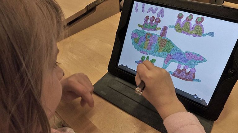 Oppilas työskentelee iPadilla.