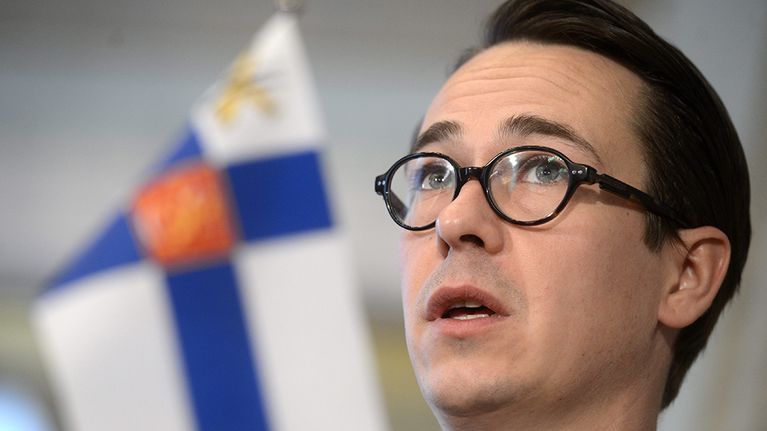 Puolustusministeri Carl Haglund puolustusministerin tiedotustilaisuudessa Smolnassa Helsingissä, 30. syyskuuta 2013. 
